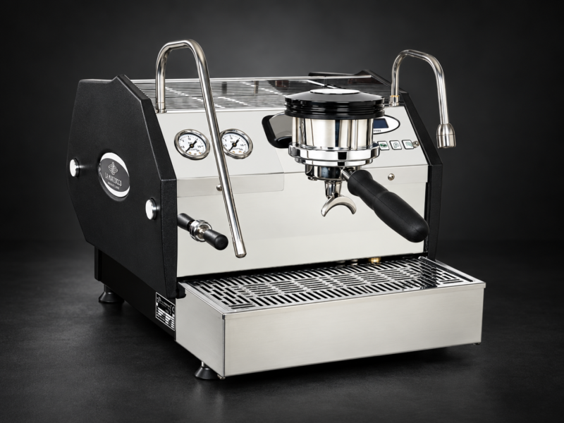 La Marzocco GS/3 AV — ekspres na ciemnym tle