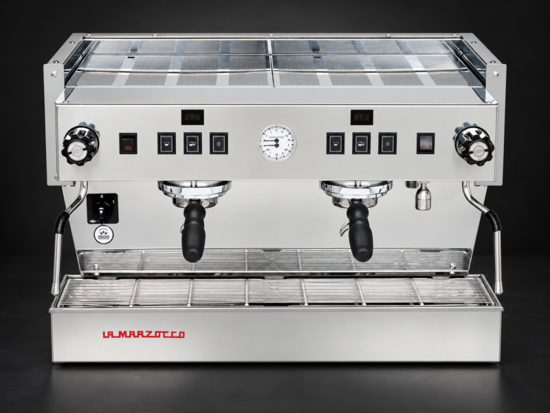 La Marzocco Linea Classic S — ekspres na ciemnym tle