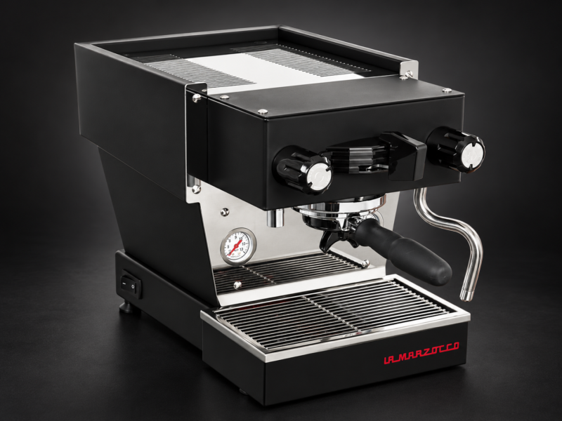La Marzocco Linea Micra — ekspres na ciemnym tle